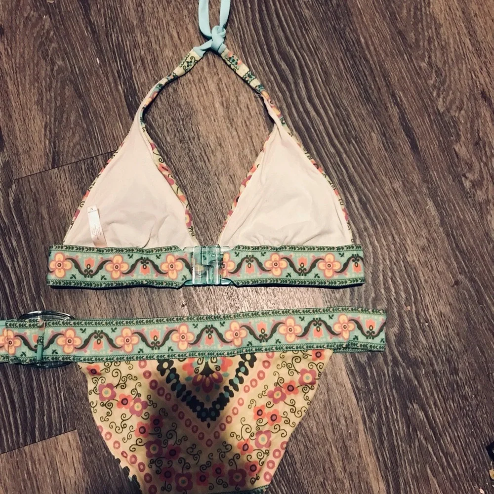 Victoria’s Secret bikini - Picture 2 of 3